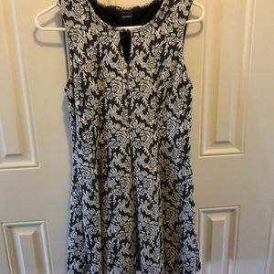 Sleeveless dress black and white print